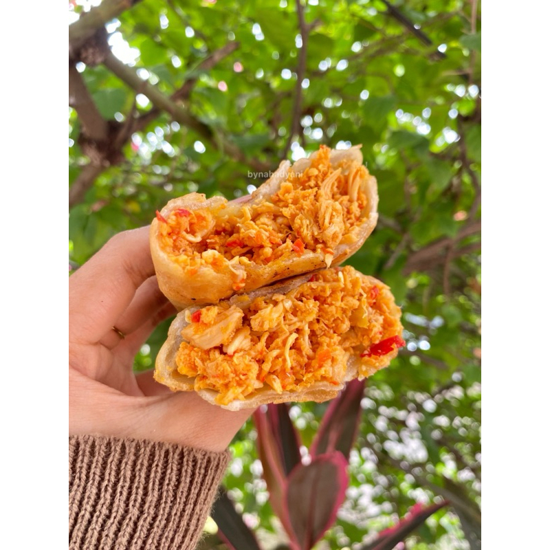 

1 Pack Cireng Isi Ayam Suwir Pedas Frozen by Nahadyani