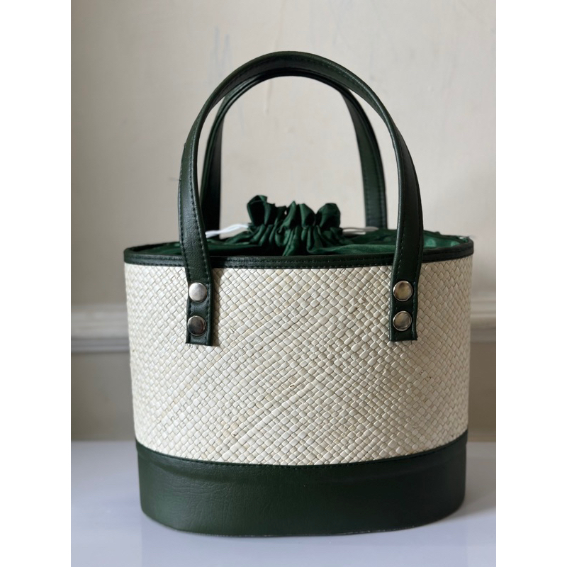 

Tas hampers OVAL PANDAN PUTIH KAIN ARMY BAN BAWAH LIST VINIL ARMY tas anyaman parcel goodiebag souvenir ramadhan lebaran