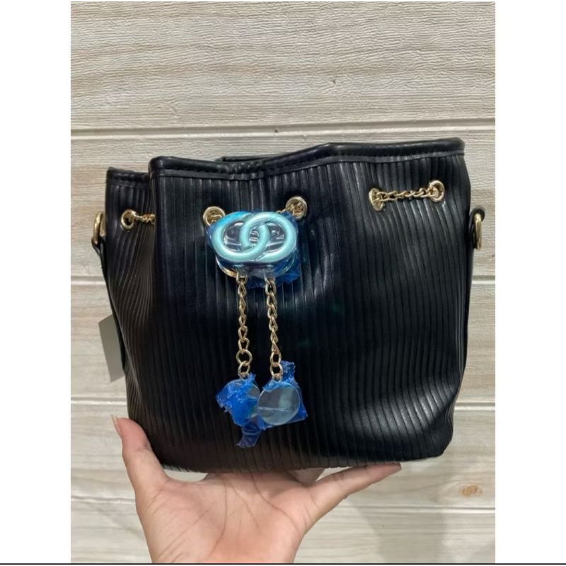 Tas slempang Serut Kulit Hitam
