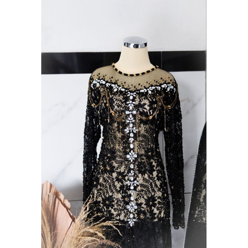 Gaun pengantin hitam kebaya