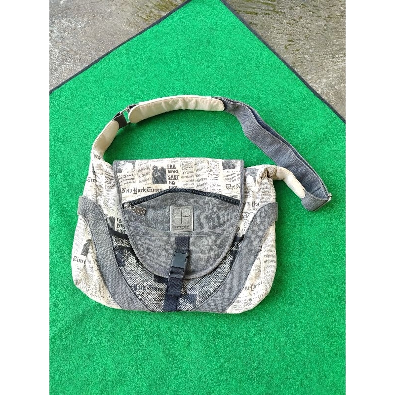 Tas selempang Insight Full print motif koran