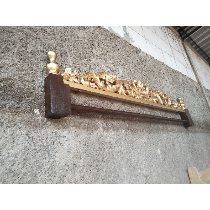 gantungan kain batik kayu jati ukiran jepara mahkota pagar ulir