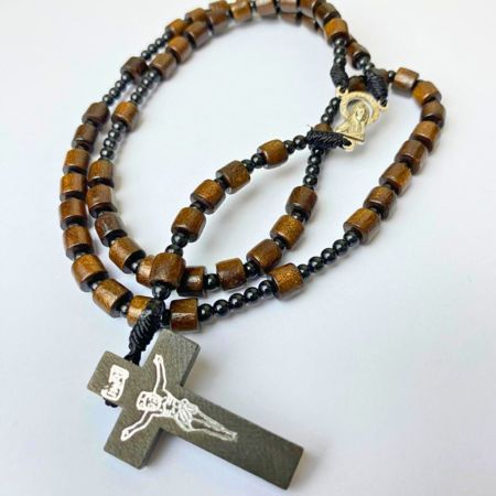 Kalung Rosario kayu kotak atau persegi berwarna coklat tua salib kayu hitam