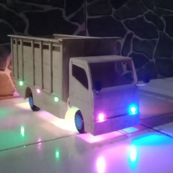 Mainan miniatur truk oleng canter kayu mentahan