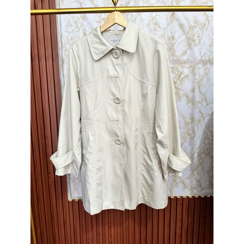 Coat Theoria warna putih