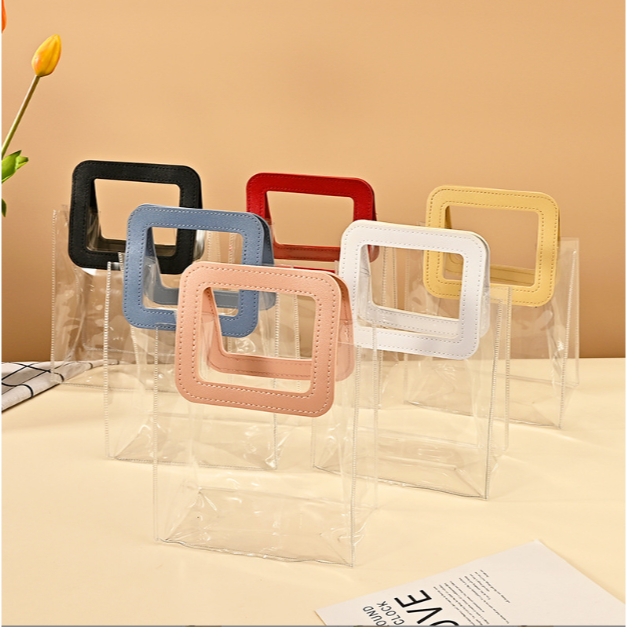 

TAS PLASTIK MIKA PVC TRANSPARENT SOUVENIR GIFT GOODIE BAG THICK STYLE WATERPROOF Tas PVC Hampers Transparant Serbaguna Goodie Bag Handle Leather Mika Handbag Gift Souvenir