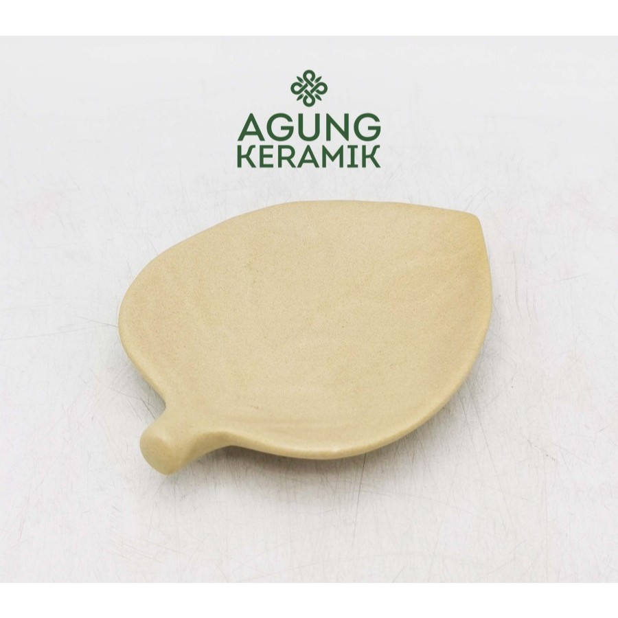 Piring Motif Daun Agung Keramik