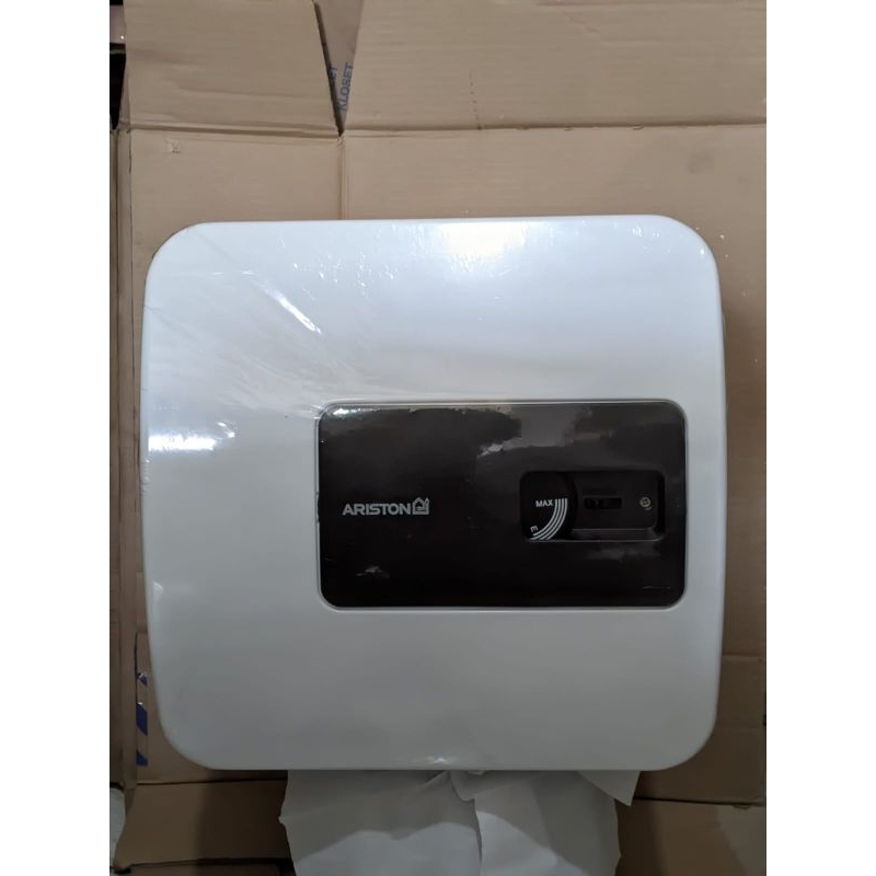 Pemanas air kamar mandi merek Ariston kapasitas 10 liter Watt