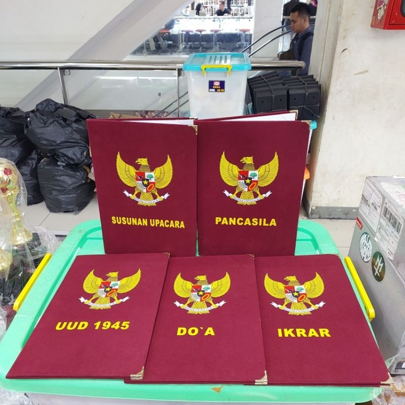 

map bludru upacara map kantor map sekolah ( 1set isi 5 ) ukuran f4 warna maroon