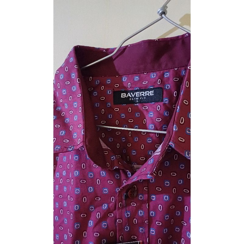 Kemeja lengan panjang merah Baverre