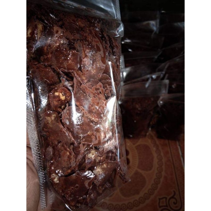 

keripik pisang coklat lumer kemasan standing fouch berat 50 grm rasa coklat