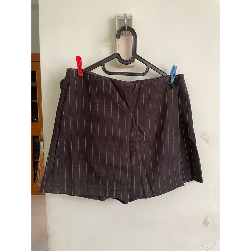 PRELOVED celana pendek salur iora