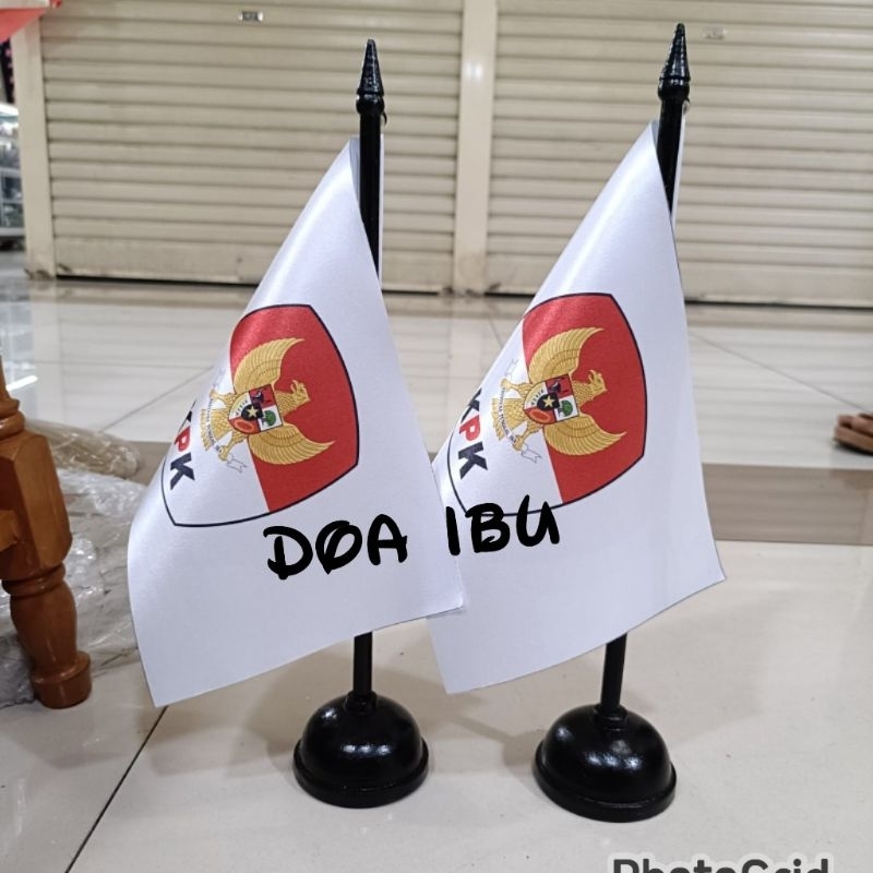 

best seller bendera logo KPK+tiang kayu meja