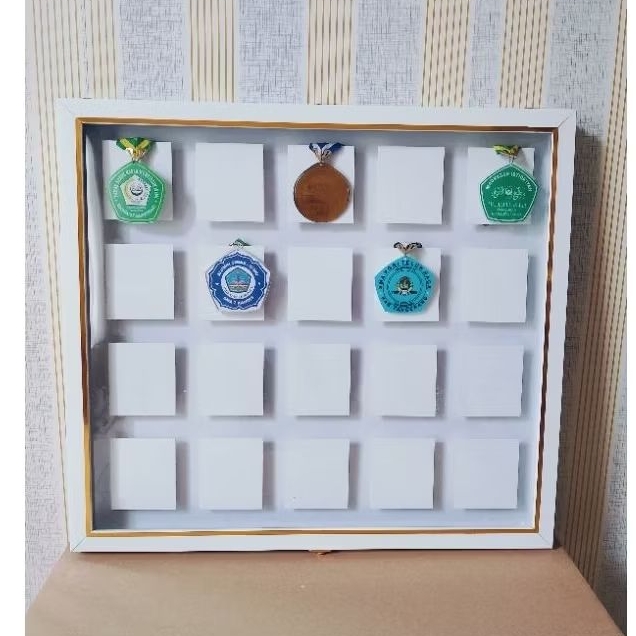 Bingkai Medali 20 Slot Medali