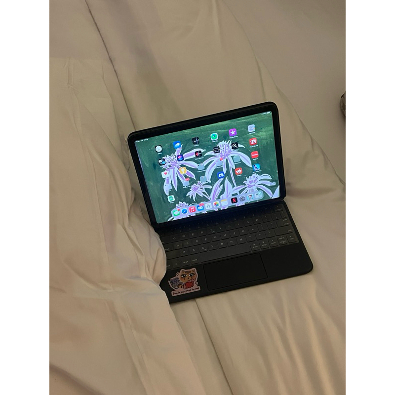 Preloved Mils floating keyboard iPad 11" Pro Air Second