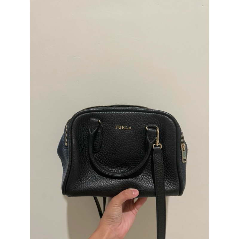 furla leather sling bag like new best price ❤️