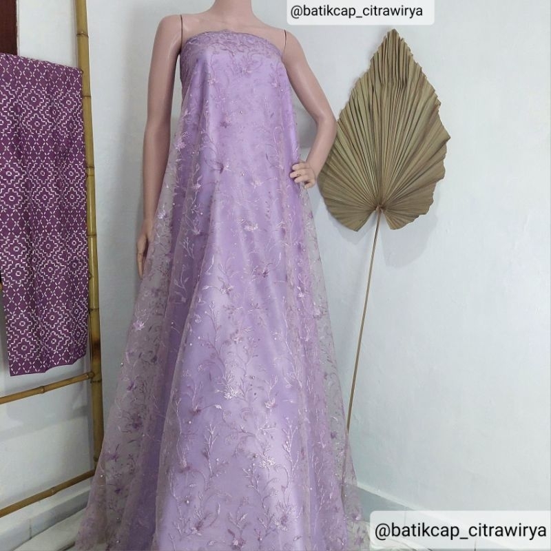 Kain brokat tile dan satin valvet wanita untuk acara formal, warna ungu lilac.