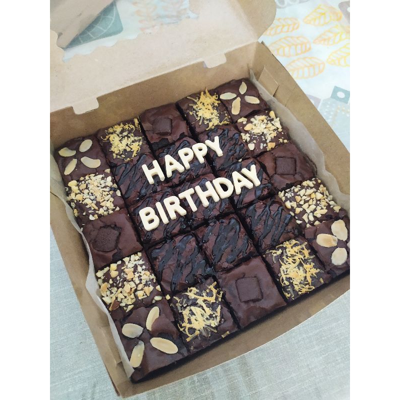 

Fudgy Brownies Custom Nama ukuran 20x20 cm, 25 sekat | Brownies Hias