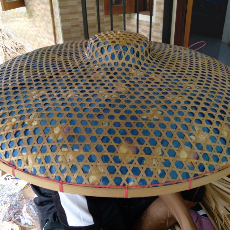 Hemat Terkini  Topi petani caping anyaman bambu topi petani bahan payung diameter 55cm