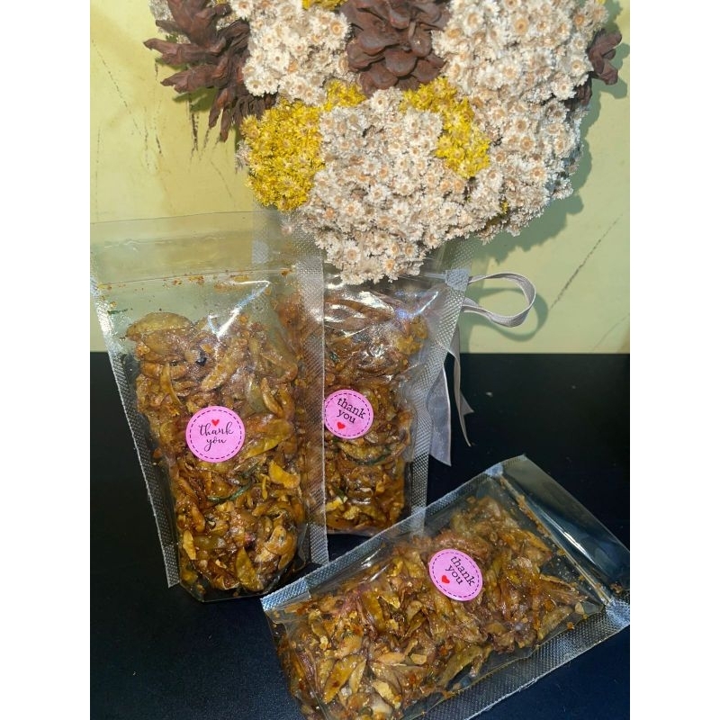 

kripik jengkol pedas daun jeruk,cemilan pedas asin,cemilan kriuk.