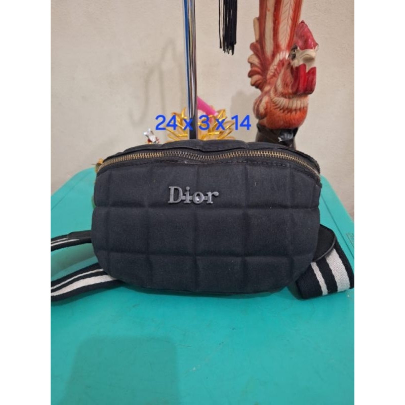 Tas pinggang diorBranded bahan beludru
Uk 24 x 3 x 14
Limited edition
Pemakaian pribadi