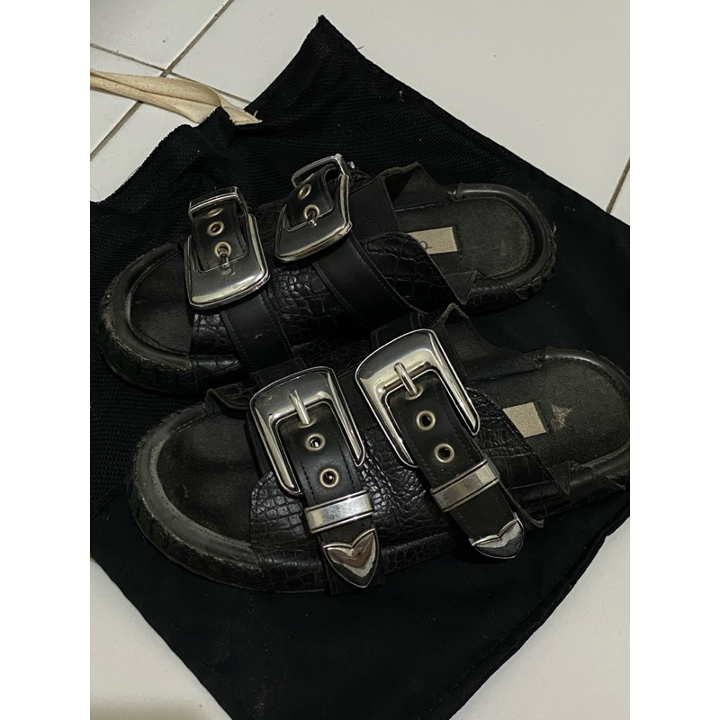 Sandal Tigah Home (Preloved)