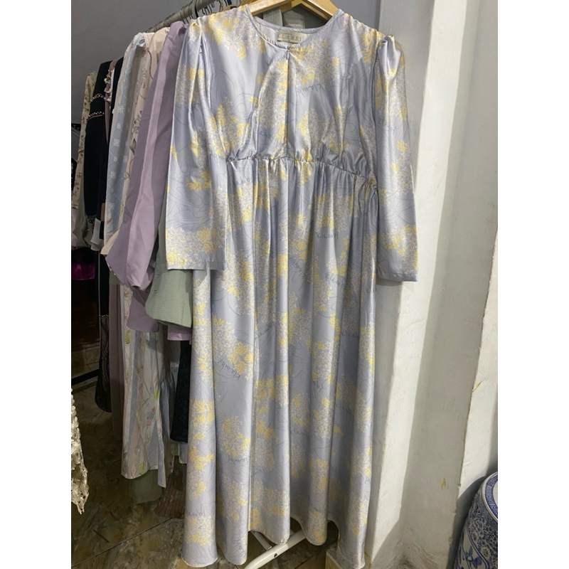 Preloved midi Dress wearing klamby