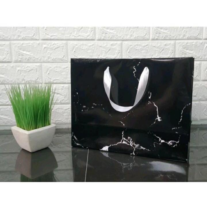 

Paperbag Motif Hitam Uk 32,5 x 14 x 25cm