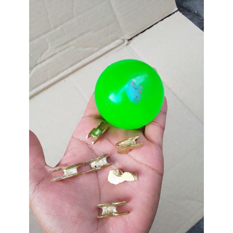 Bola Bekel Set ( 1 Pcs Bola Bekel Dan 6 Biji Besi Kuning )