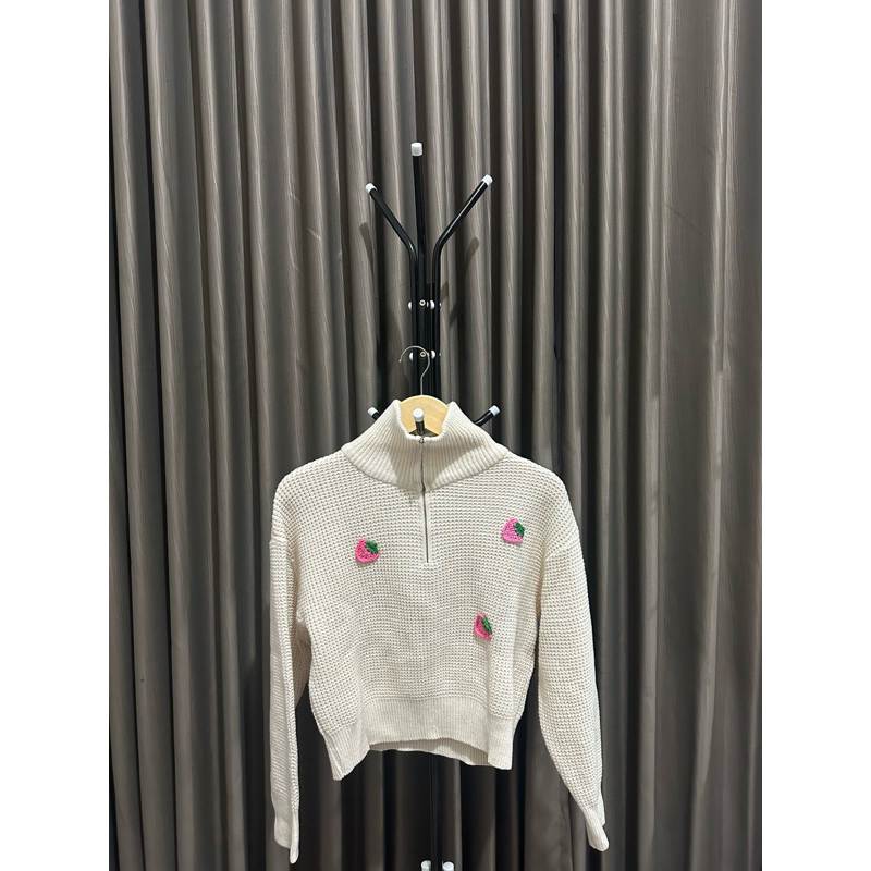 Preloved Knit Zipper Strawberry