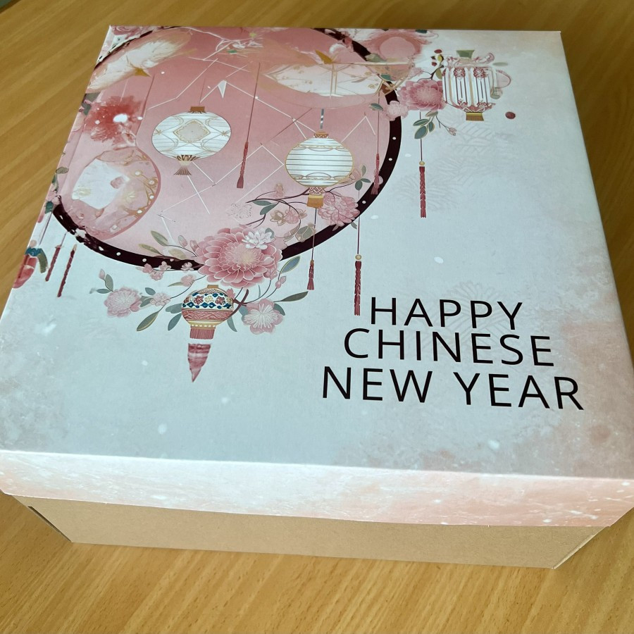 

( 10 pcs ) cake box kemasanan hampers kue ulang tahun motif tutup lampion pink cny bahan duplex 350 gr dus packaging kue bolu tart ukuran 22 x 22 x 16