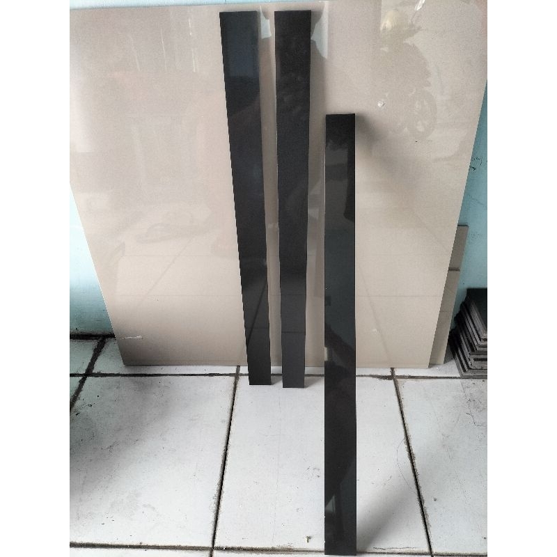 Lis/plin granit warna hitam dan cream ukuran 5x60cm