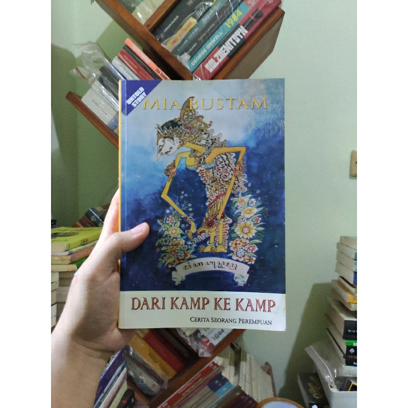 [PRELOVED ORI] Dari Kamp Ke Kamp Cerita Seorang Perempuan - Mia Bustam Buku Bekas