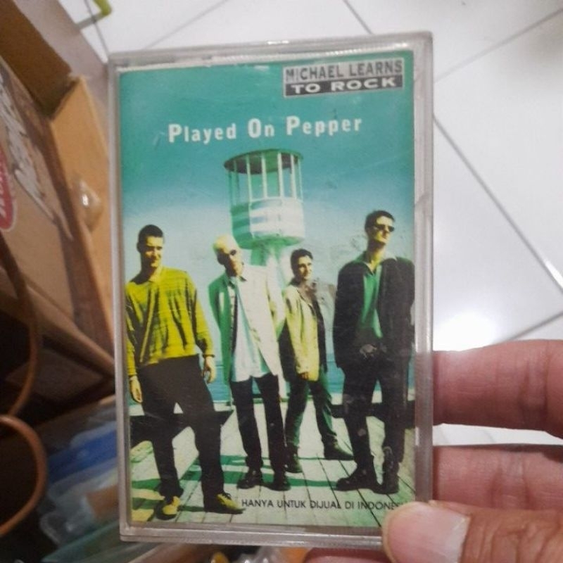 kaset pita michael learns to rock played on pepper (K124)