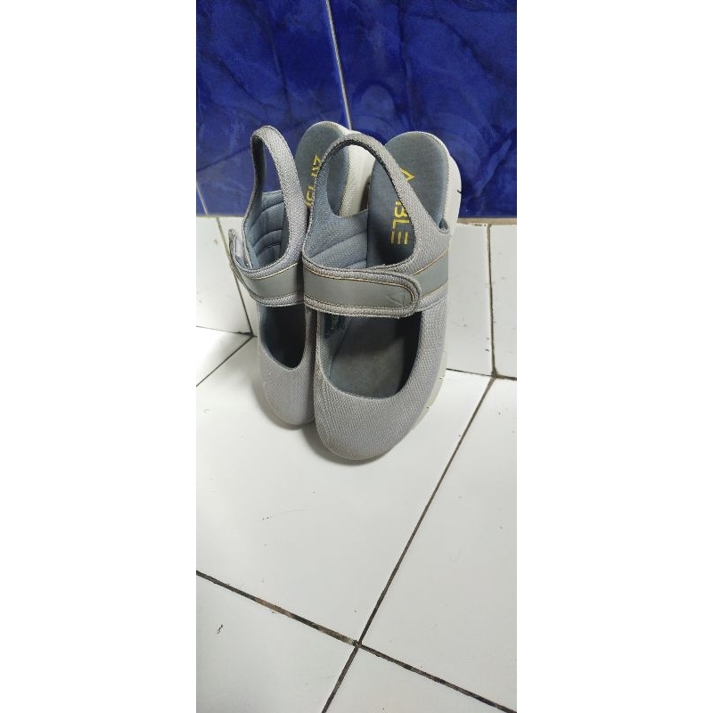 [Preloved] Amble Shoes Sepatu Wanita Abu-abu