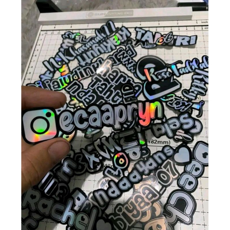 

STICKER NAMA LOGO BEBAS COSTUM BAHAN HOLOGRAM TAHAN AIR DAN AWET TAHAN LAMA TIDAK MUDAH LUNTUR COCOK DITEMPEL DILUAR RUANGAN