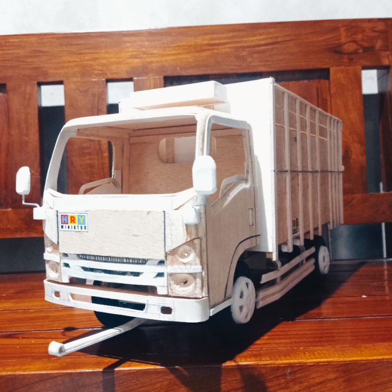 Produk baru. Miniatur truk Nmr 71 ( Giga) model herex mentahan. Bahan utama triplek dan pvc.