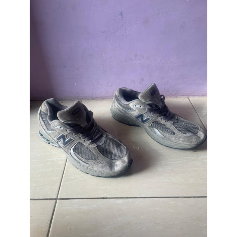 sepatu second new balance 2002r