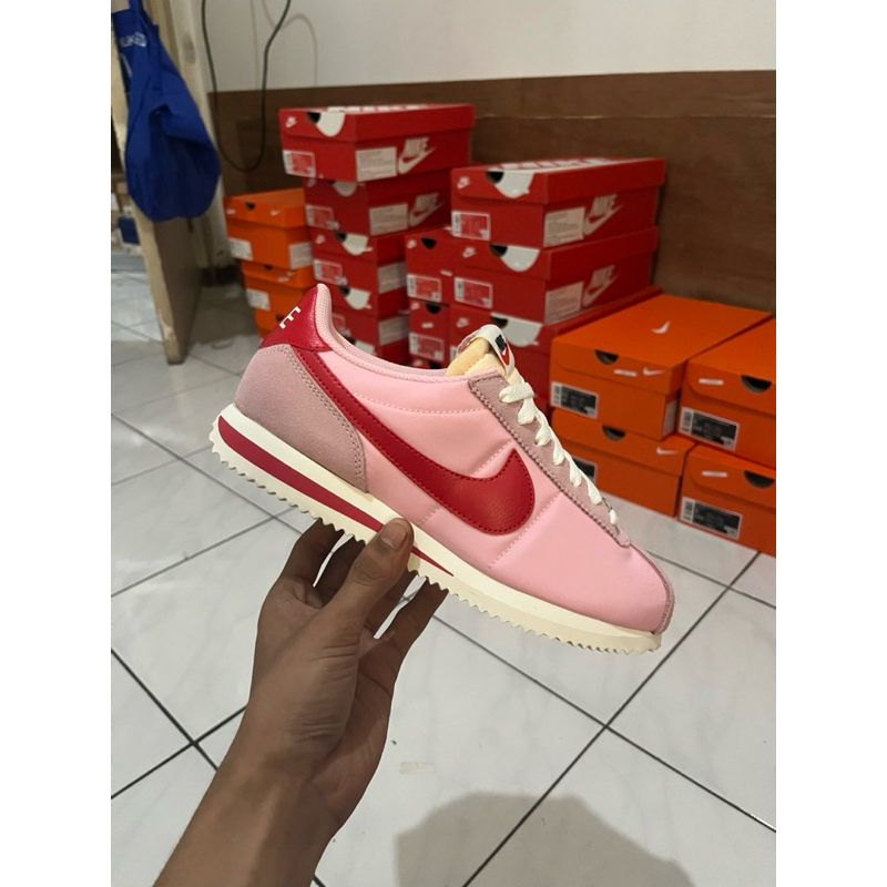 SEPATU WMNS NIKE CORTEZ TXT MED SOFT PINK/FIRE RED SAIL ORIGINAL 100%