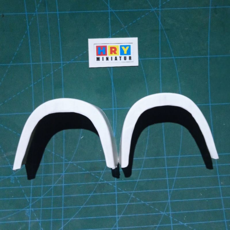 Slebor miniatur truk bahan pvc kanan dan kiri bisa dipasang pada miniatur truk Canter atau giga skal