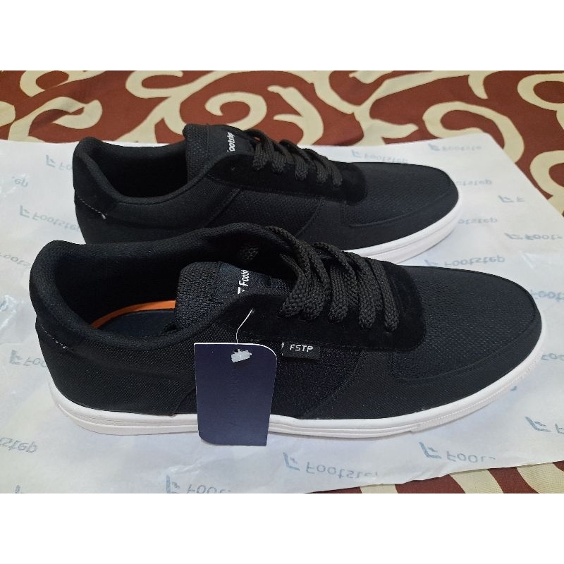 Sepatu sneaker Footstep tipe nexon 41 Hitam putih