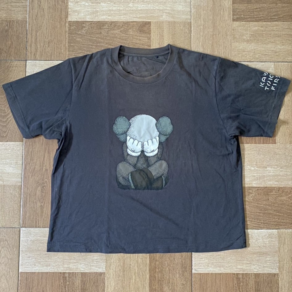 Kaos / T-Shirt Uniqlo x Kaws Tokyo First Boxy Crop Size L
