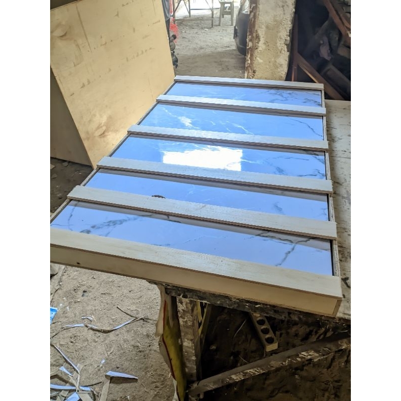 packing kayu untuk backdrop tv