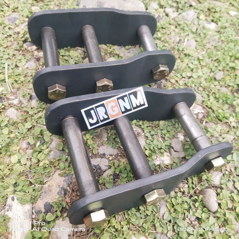 SEPASANG ANTING PER DAUN FEROZA & TAFT