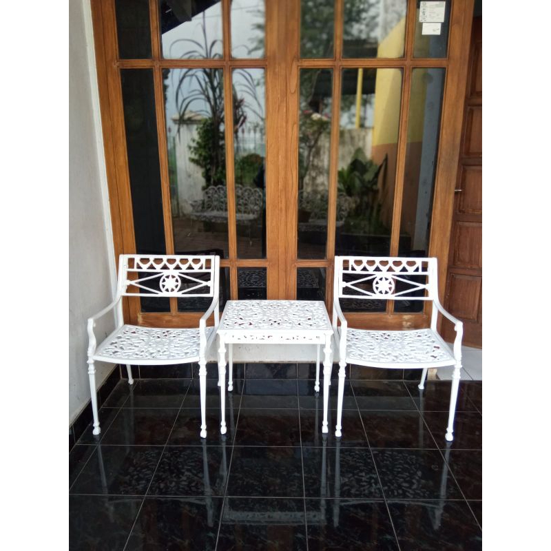 Meja Teras dengan Dua Kursi Besi Ukir Warna Putih