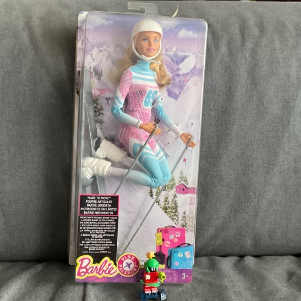 Barbie - Barbie Skier Pink Passport Made to Move.