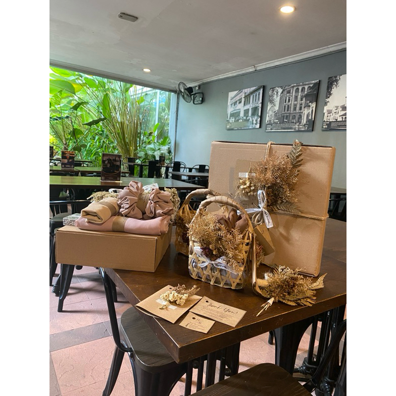 HAMPERS PREMIUM ISI SAJADAH/GIFT BOX SAJADAH/HAMPERS PREMIUM SAJADAH DAN HIJAB