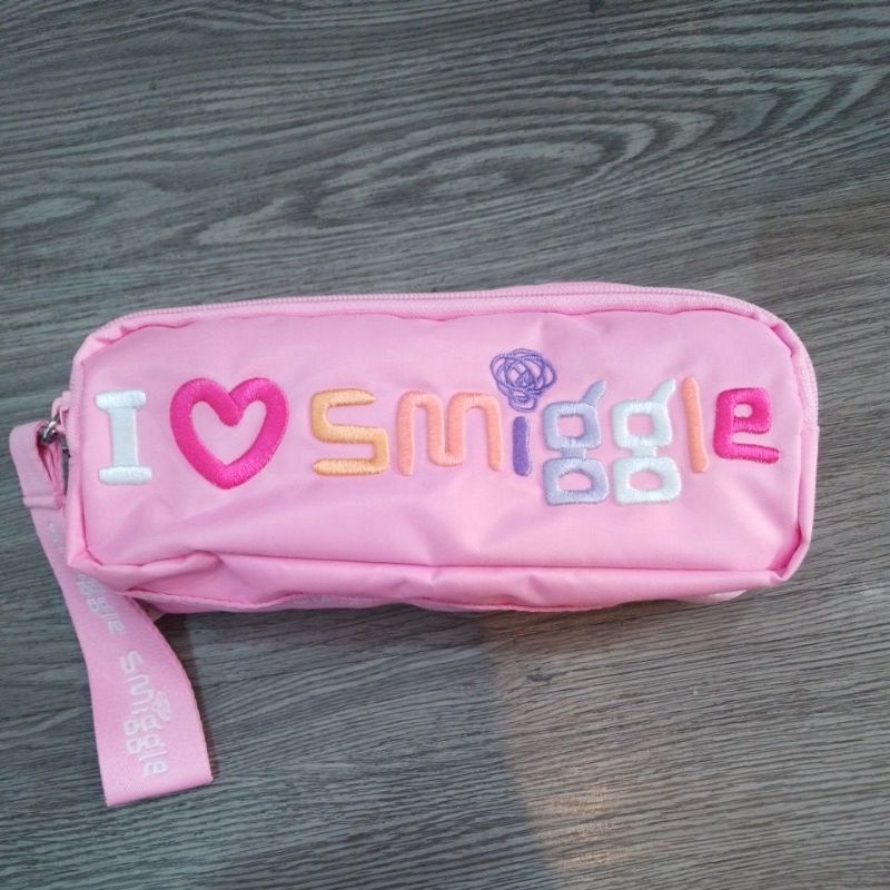 

Tempat Pensil Smiggle Pink