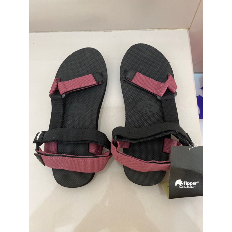 Sandal Flipper Trekker size Uk 10 hitam magenta