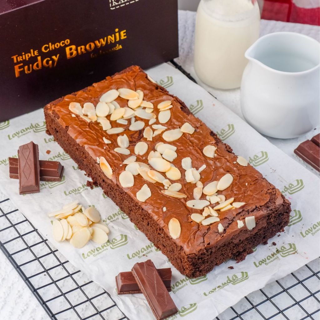 

Lavanda Brownies - Fudgy Brownie Toping Almond Regular size 22x10 cm